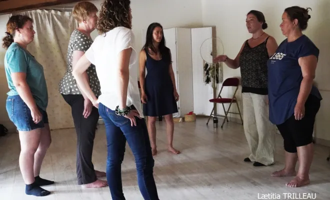 groupe en cours d'échanges de feedback et ressentis